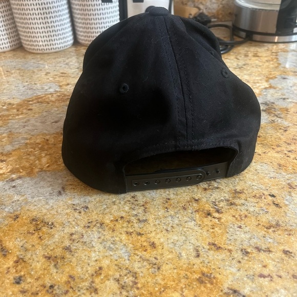 Volcom snap back - Picture 2 of 3